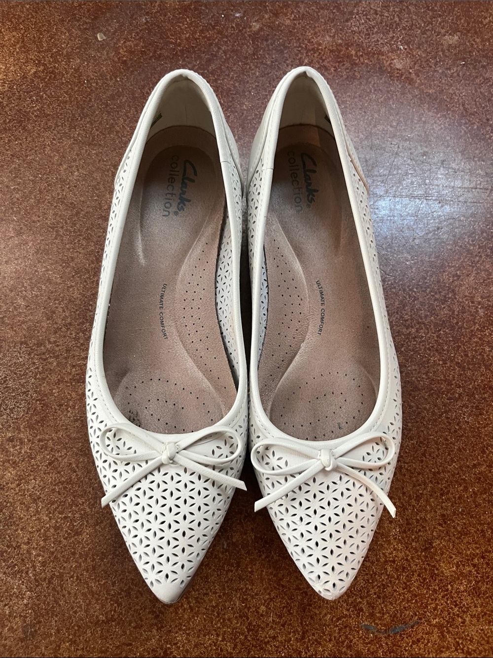 Clarks Women's Cream Laser-Cut Pointed Ballet Flats with Bow Sz 9